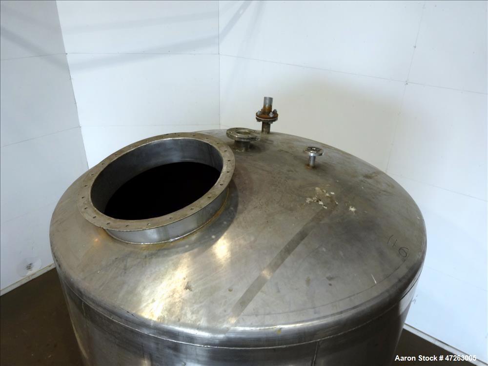 Used Tank, Approximate 2,000 Gallons, 304 Stainless Steel, Vertical.