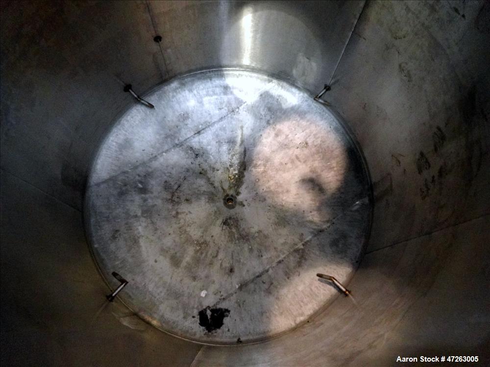 Used Tank, Approximate 2,000 Gallons, 304 Stainless Steel, Vertical.