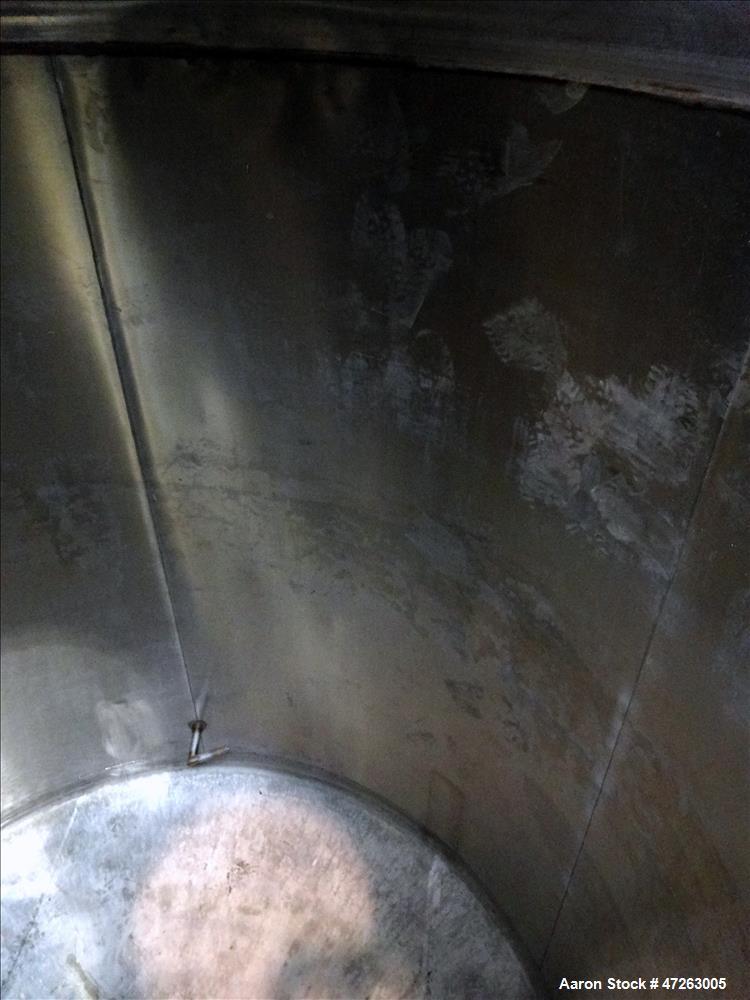 Used Tank, Approximate 2,000 Gallons, 304 Stainless Steel, Vertical.