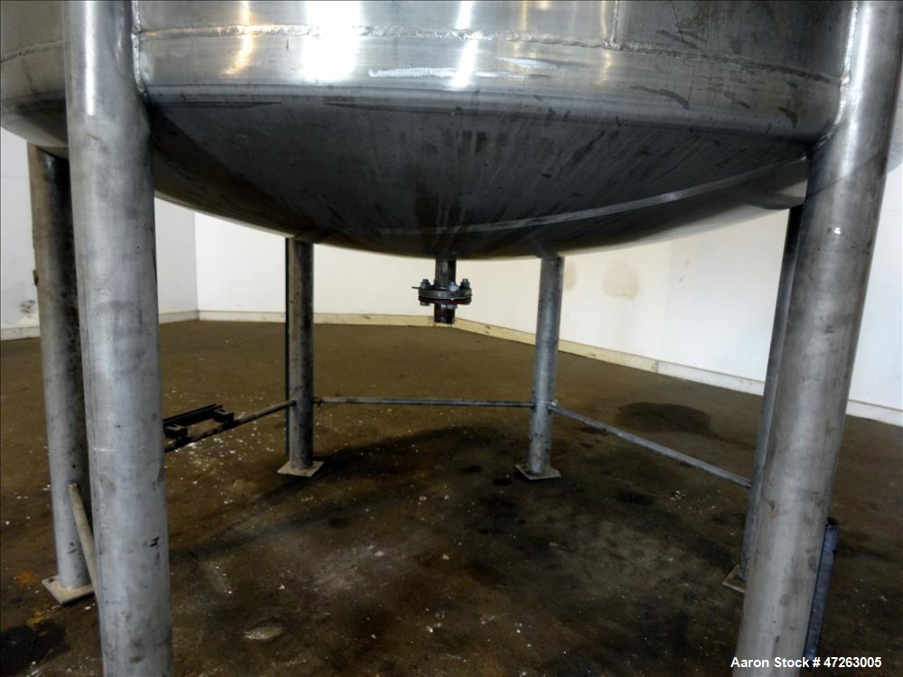 Used Tank, Approximate 2,000 Gallons, 304 Stainless Steel, Vertical.