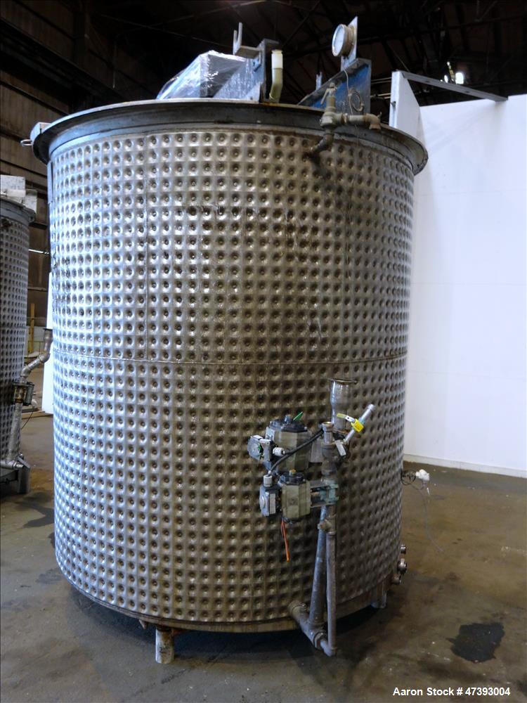 Used- Mixing Tank, Approximate 2,000 Gallon, 304 Stainless Steel, Vertical.