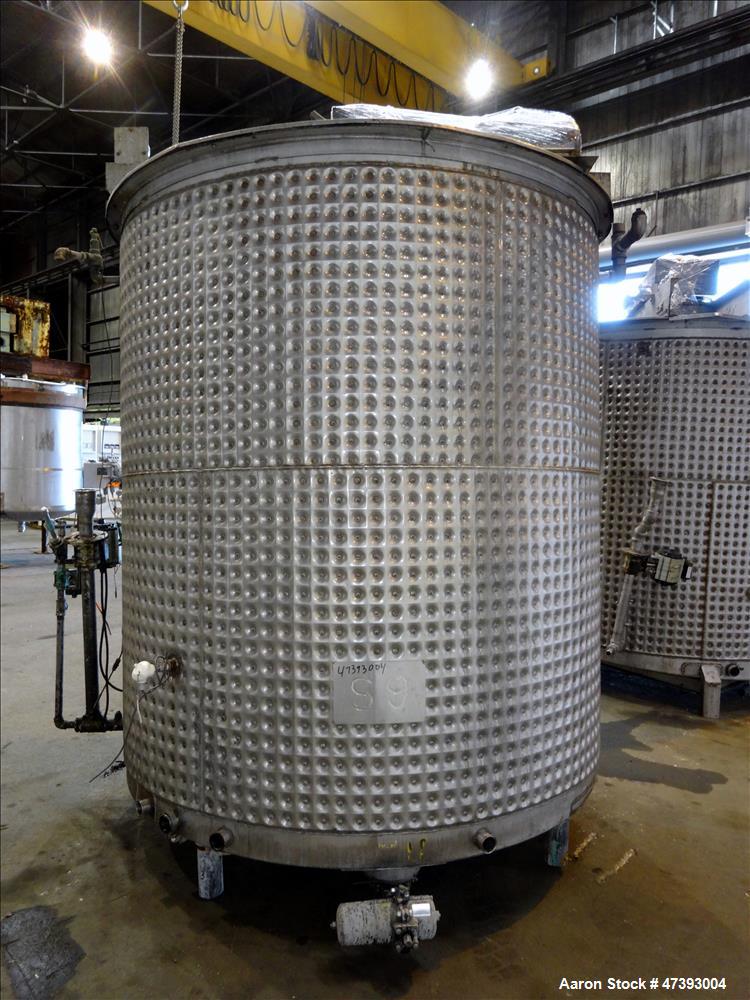 Used- Mixing Tank, Approximate 2,000 Gallon, 304 Stainless Steel, Vertical.