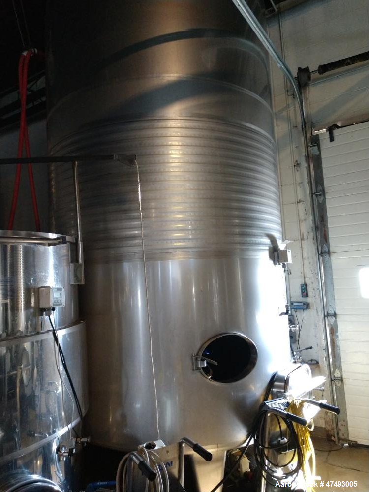 Used- Red Wine Fermenting Tank 3,000 Gallon / 12,000 Liter