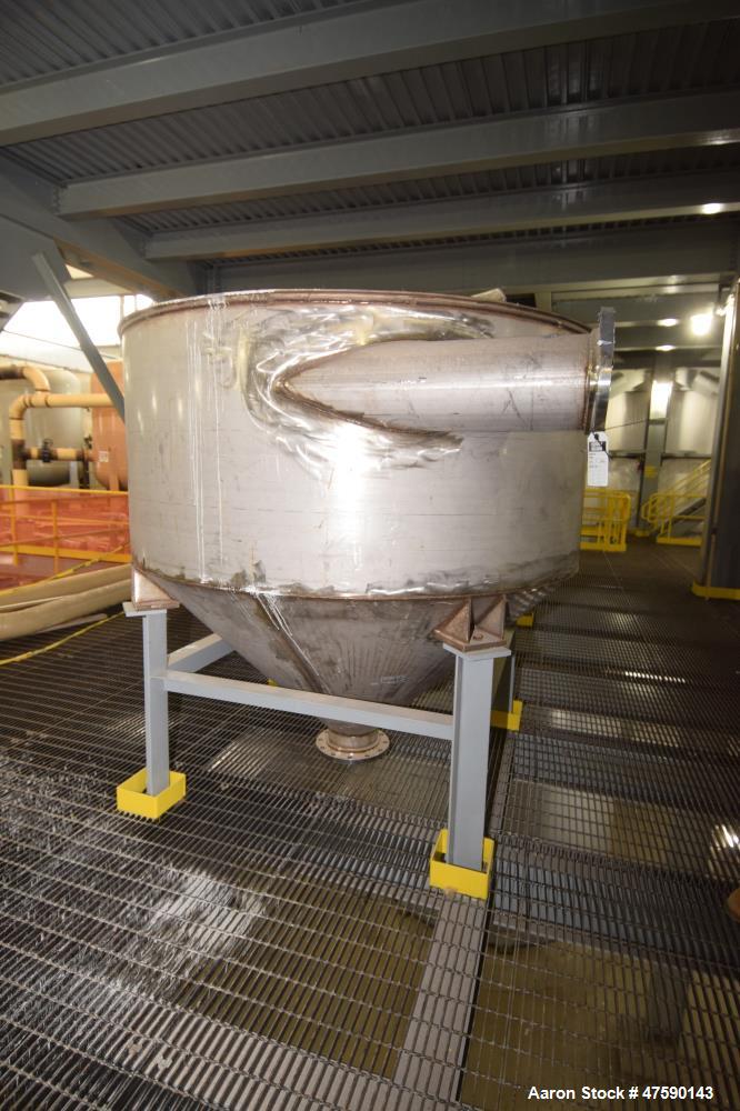 Unused- Outotec Air Release Tank, Approximate 1,339 Gallon, 316 Stainless Steel, Vertical. 86-5/8" Diameter x 39-5/16" straight side, flat top, coned bottom. Side lug mounts with legs.