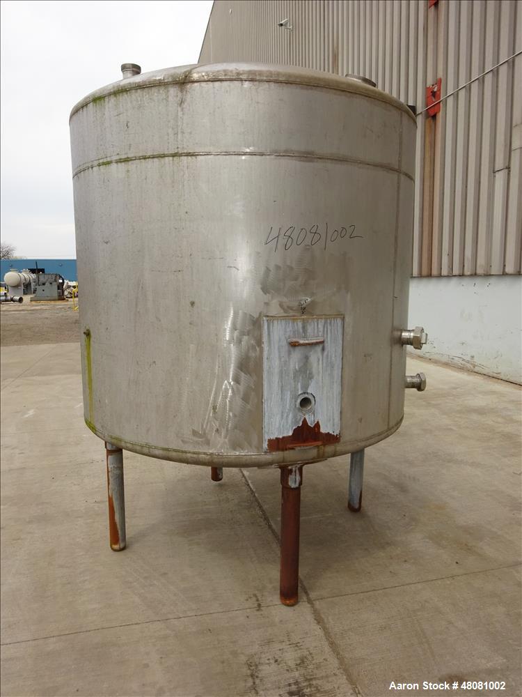 Used Tank, Approximate 1,100 Gallons, 304 Stainless Steel, Vertical.