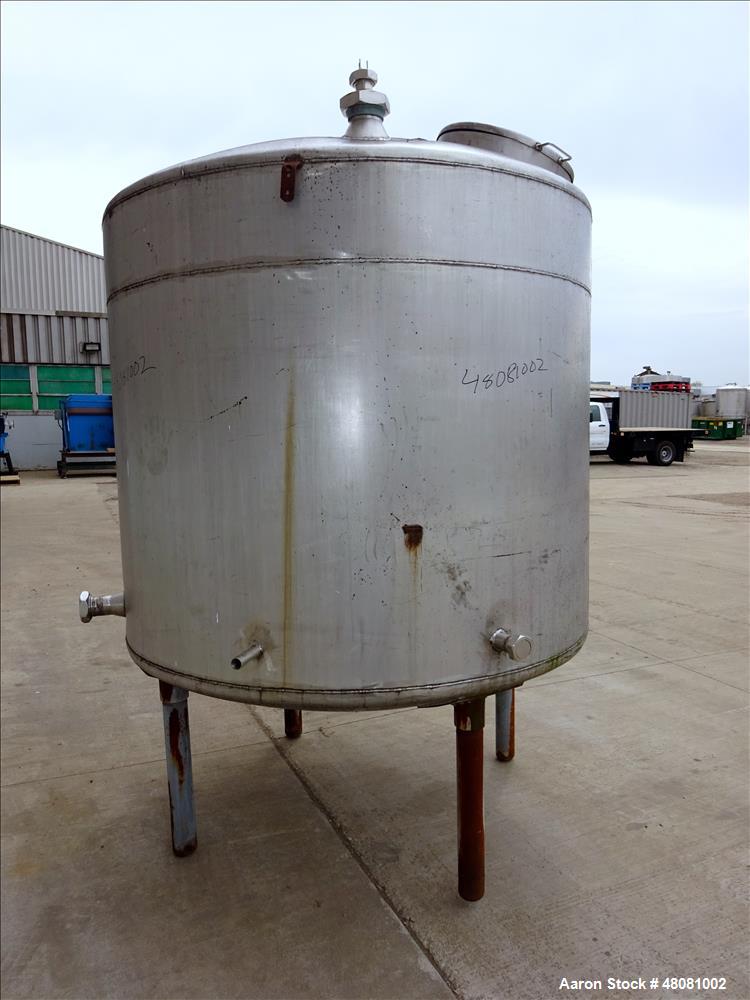 Used Tank, Approximate 1,100 Gallons, 304 Stainless Steel, Vertical.