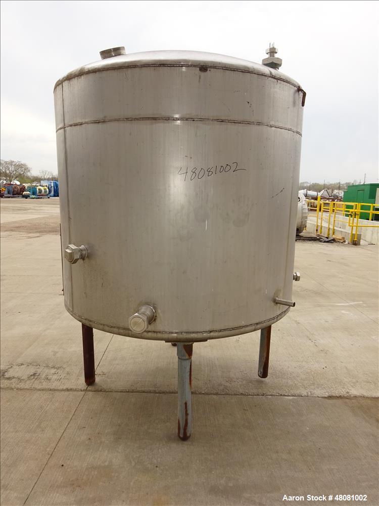 Used Tank, Approximate 1,100 Gallons, 304 Stainless Steel, Vertical.