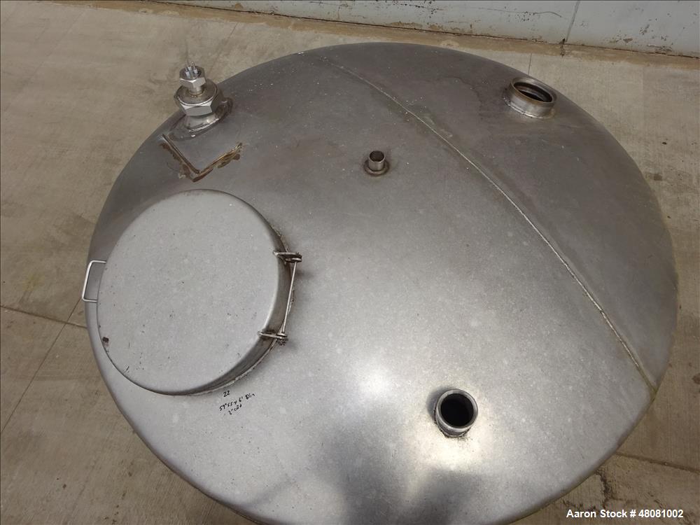 Used Tank, Approximate 1,100 Gallons, 304 Stainless Steel, Vertical.