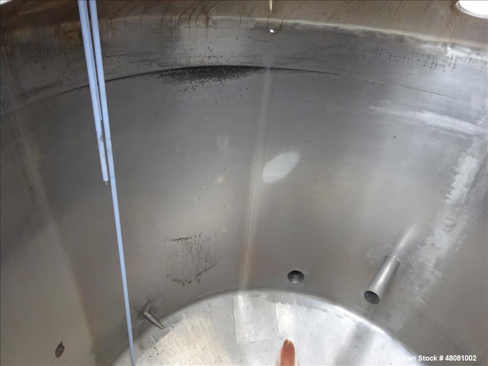 Used Tank, Approximate 1,100 Gallons, 304 Stainless Steel, Vertical.