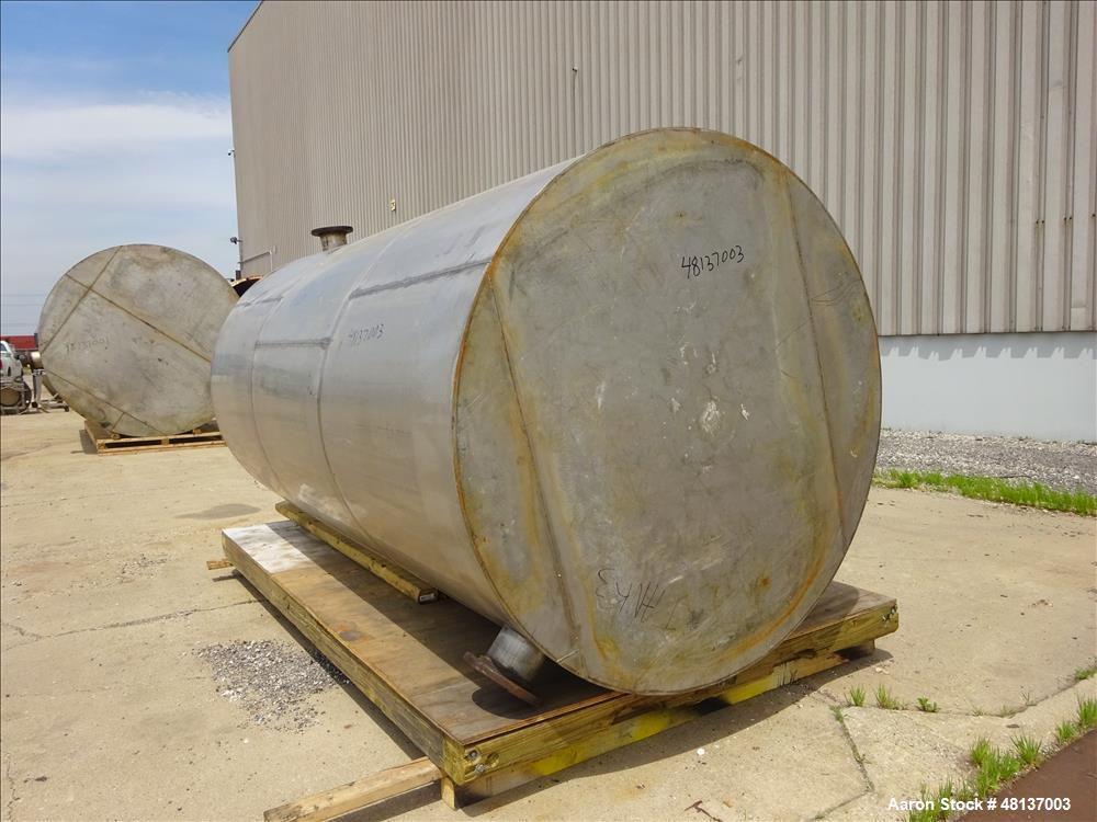 Used Tank, Approximate 2,500 Gallon, 304 Stainless steel, Vertical.