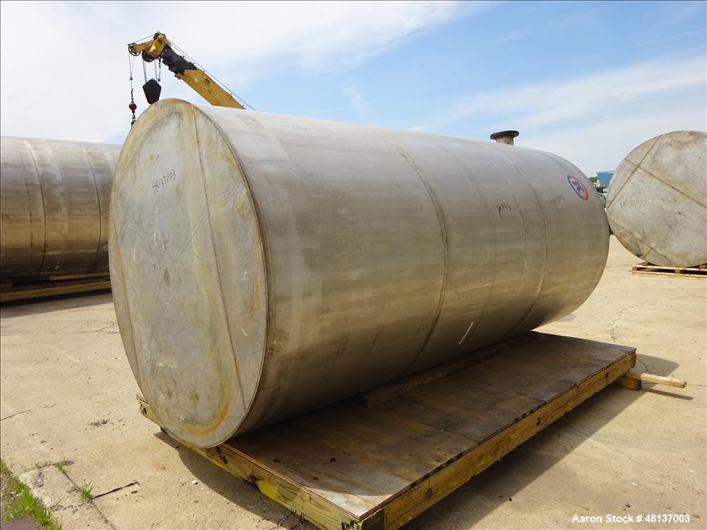 Used Tank, Approximate 2,500 Gallon, 304 Stainless steel, Vertical.