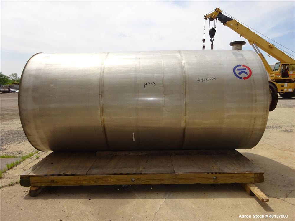Used Tank, Approximate 2,500 Gallon, 304 Stainless steel, Vertical.