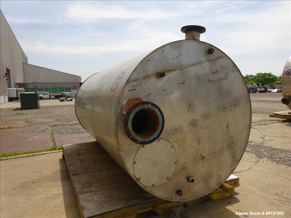Used Tank, Approximate 2,500 Gallon, 304 Stainless steel, Vertical.