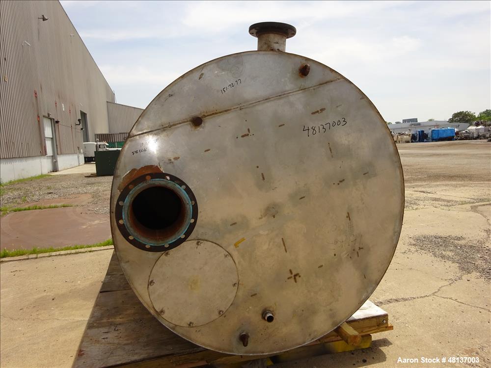 Used Tank, Approximate 2,500 Gallon, 304 Stainless steel, Vertical.