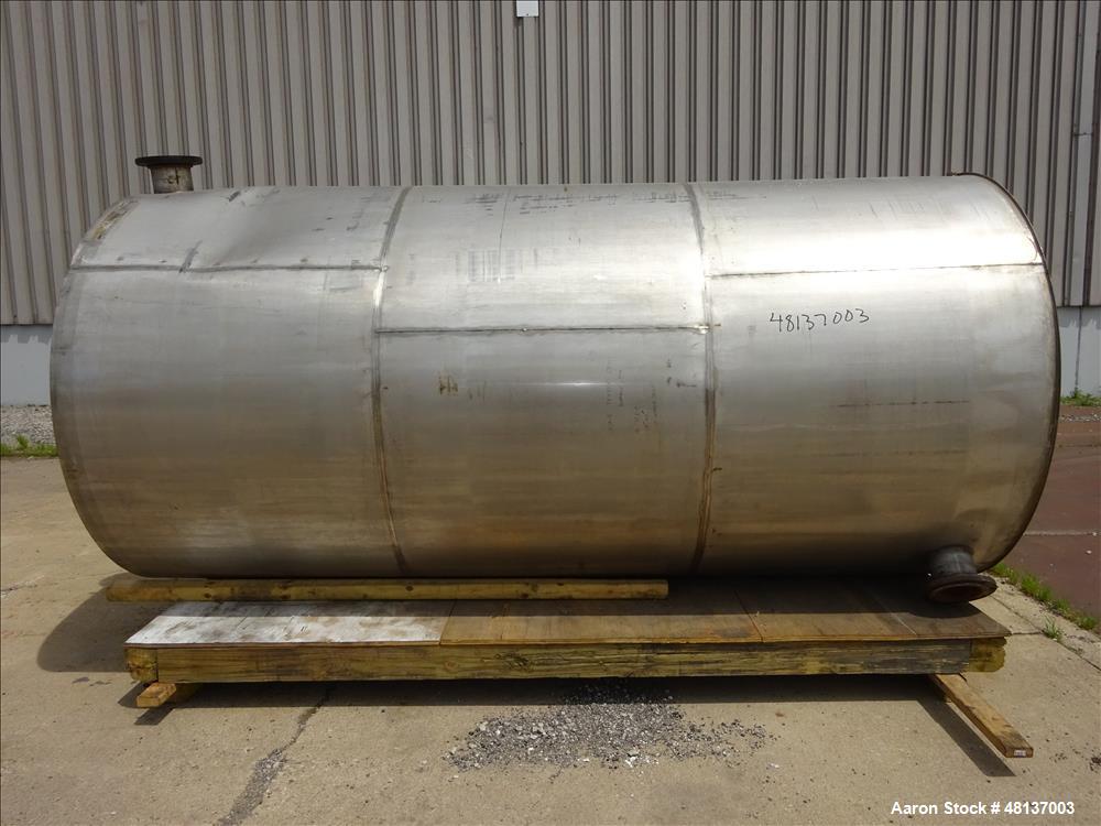 Used Tank, Approximate 2,500 Gallon, 304 Stainless steel, Vertical.