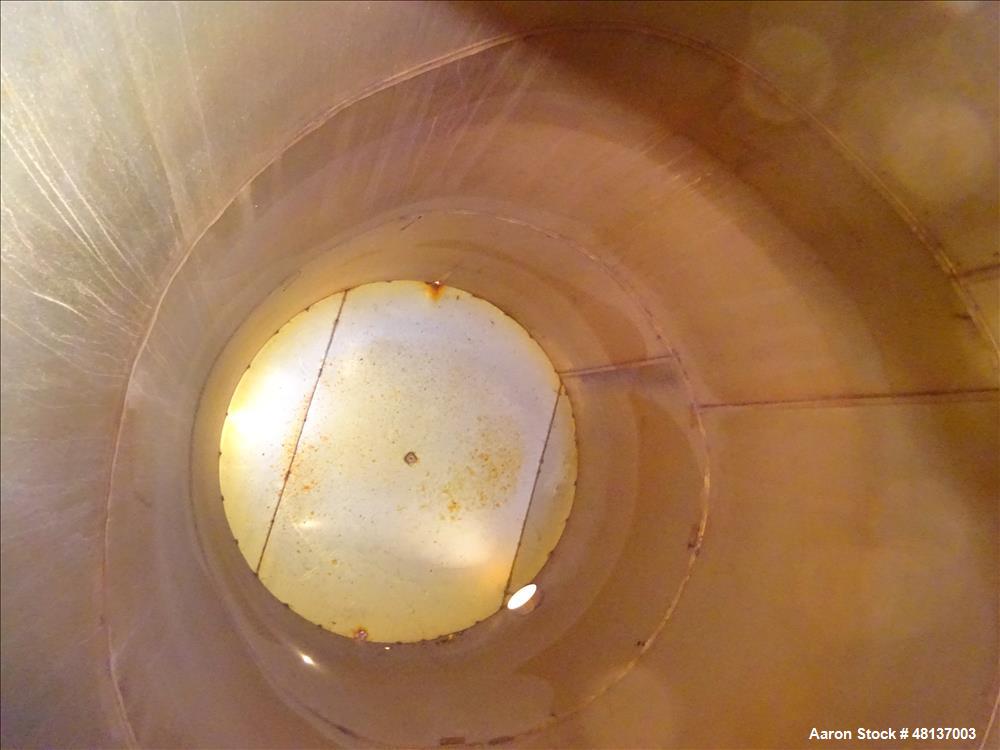 Used Tank, Approximate 2,500 Gallon, 304 Stainless steel, Vertical.