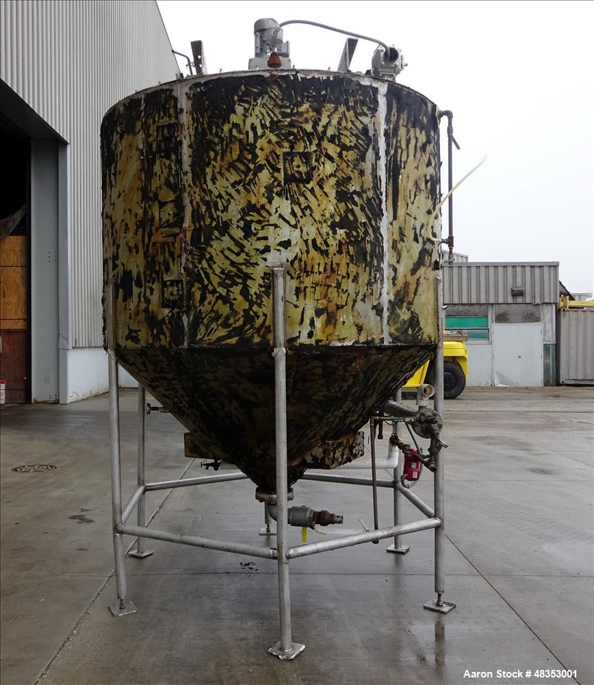 Used Tank, Approximately 1,700 Gallon, 304 Stainless Steel, Vertical.