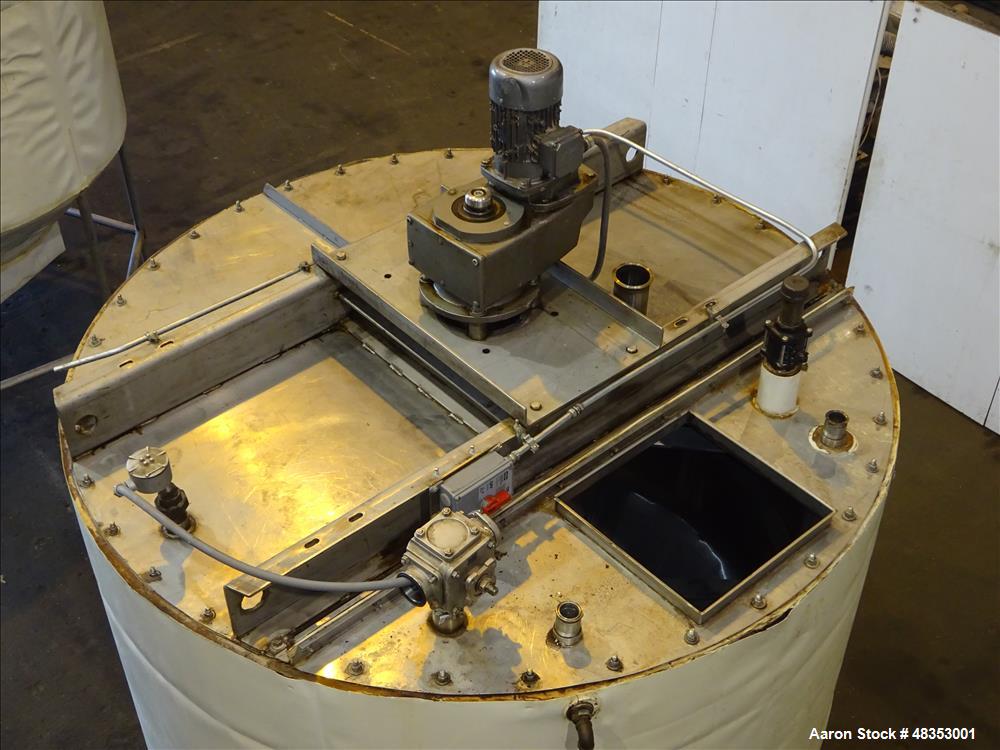 Used Tank, Approximately 1,700 Gallon, 304 Stainless Steel, Vertical.
