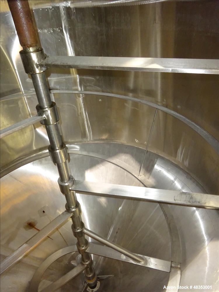 Used Tank, Approximately 1,700 Gallon, 304 Stainless Steel, Vertical.