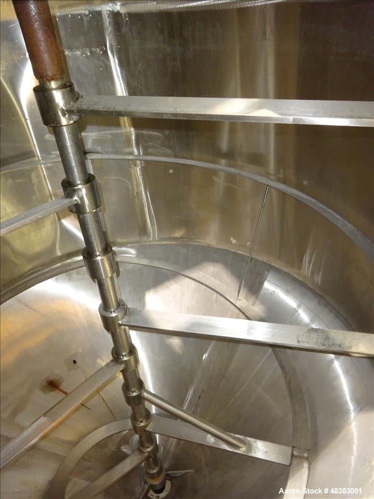 Used- Tank, Approximately 1,700 Gallon, 304 Stainless Steel, Vertical.