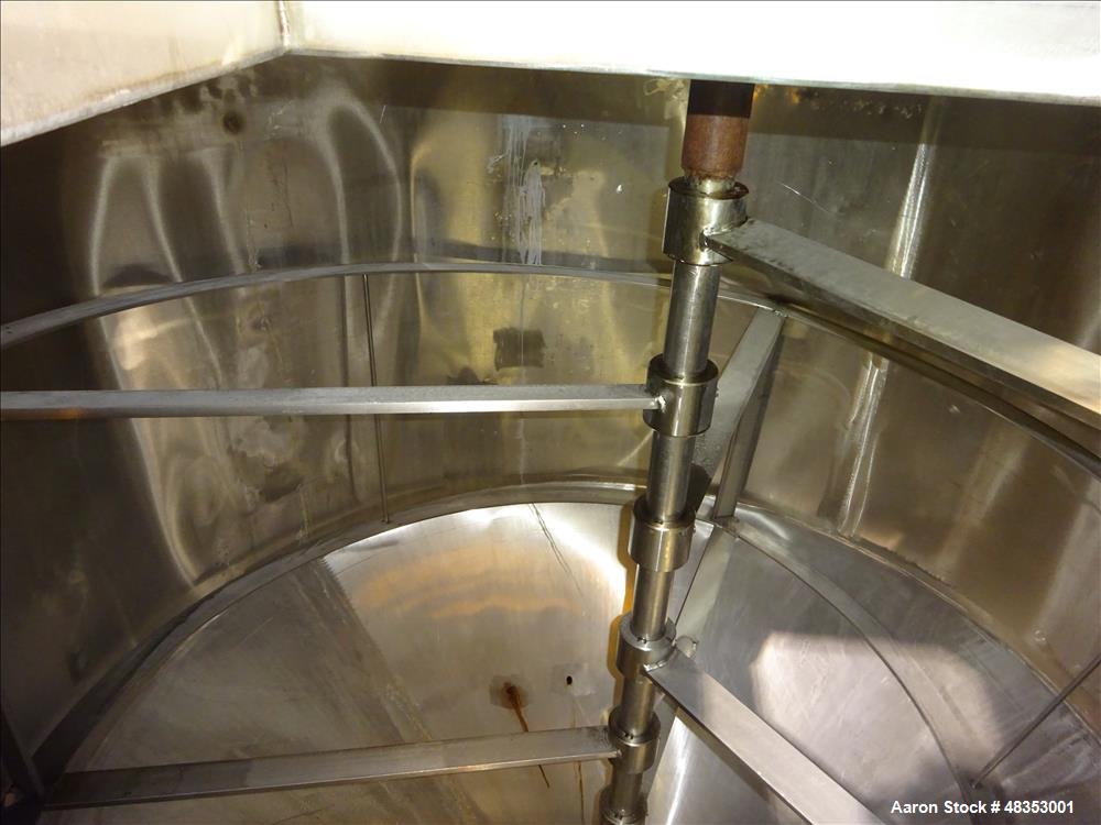 Used- Tank, Approximately 1,700 Gallon, 304 Stainless Steel, Vertical.