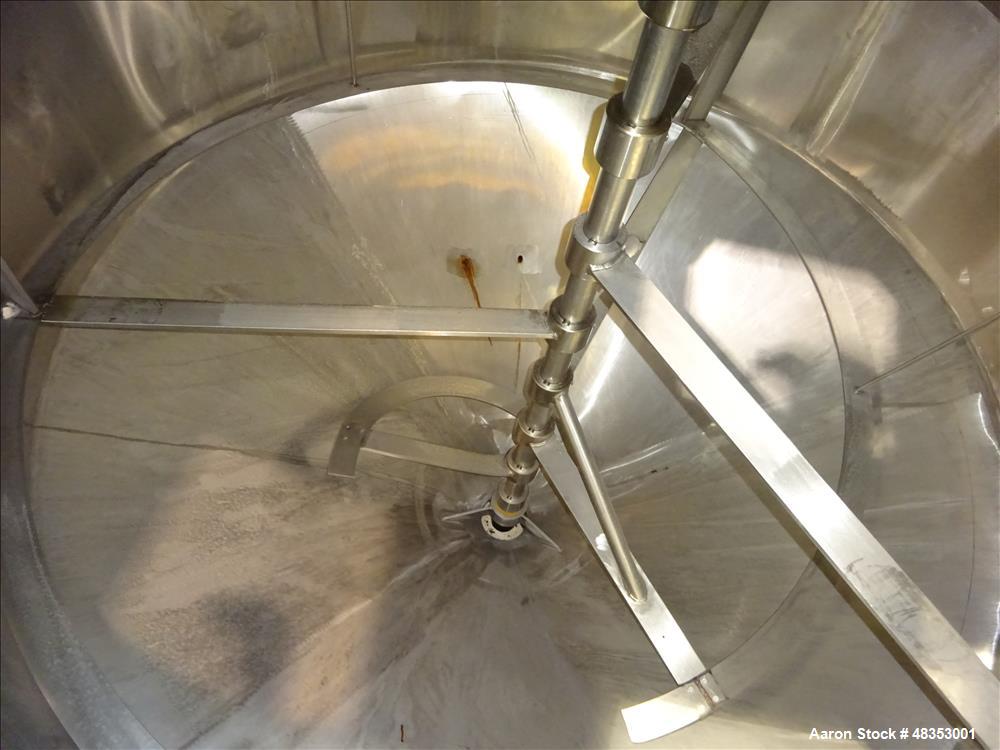 Used Tank, Approximately 1,700 Gallon, 304 Stainless Steel, Vertical.