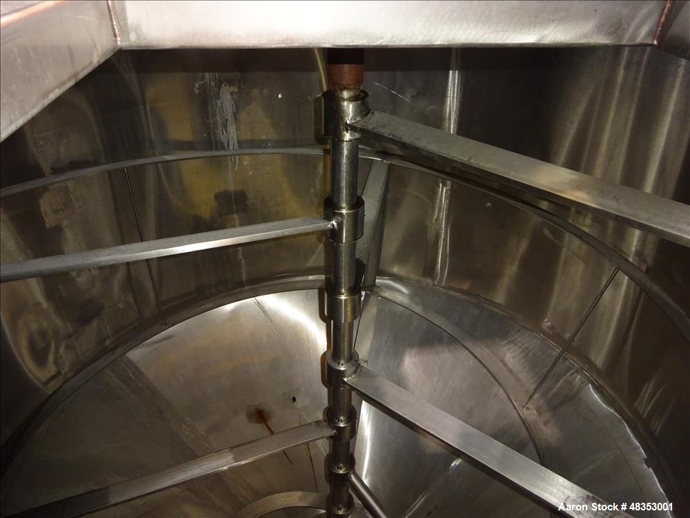 Used Tank, Approximately 1,700 Gallon, 304 Stainless Steel, Vertical.