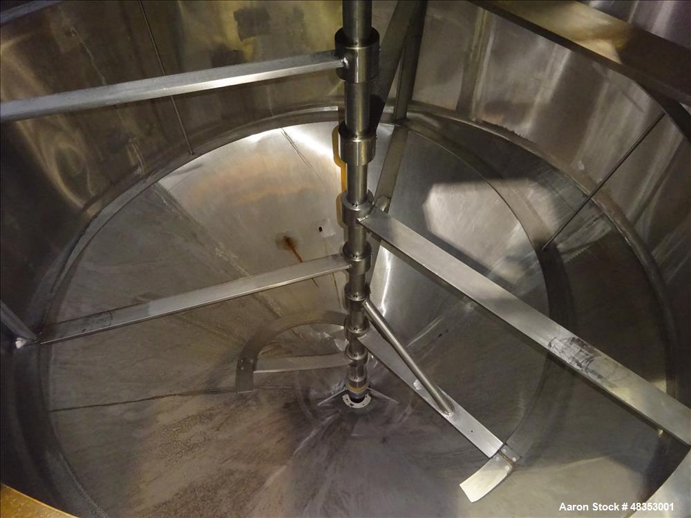 Used Tank, Approximately 1,700 Gallon, 304 Stainless Steel, Vertical.