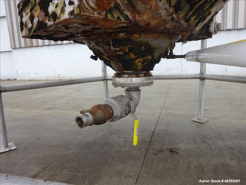 Used Tank, Approximately 1,700 Gallon, 304 Stainless Steel, Vertical.