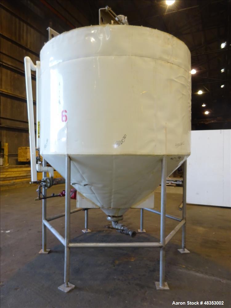 Used Tank, Approximately 1,700 Gallon, 304 Stainless Steel, Vertical.
