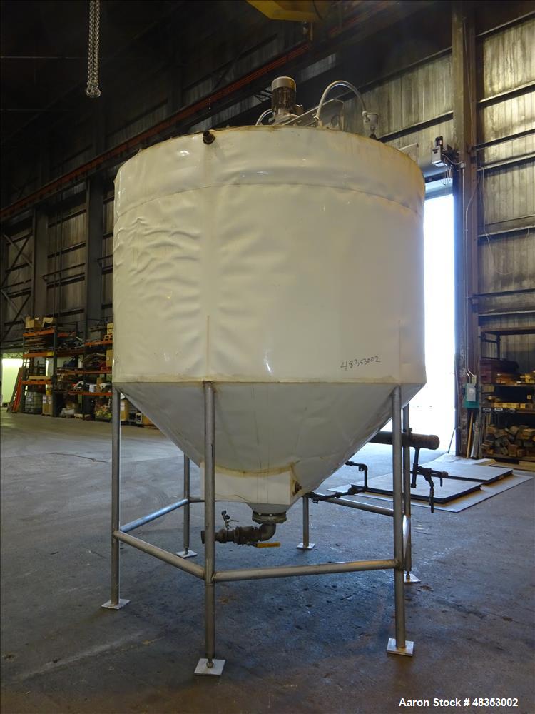 Used Tank, Approximately 1,700 Gallon, 304 Stainless Steel, Vertical.