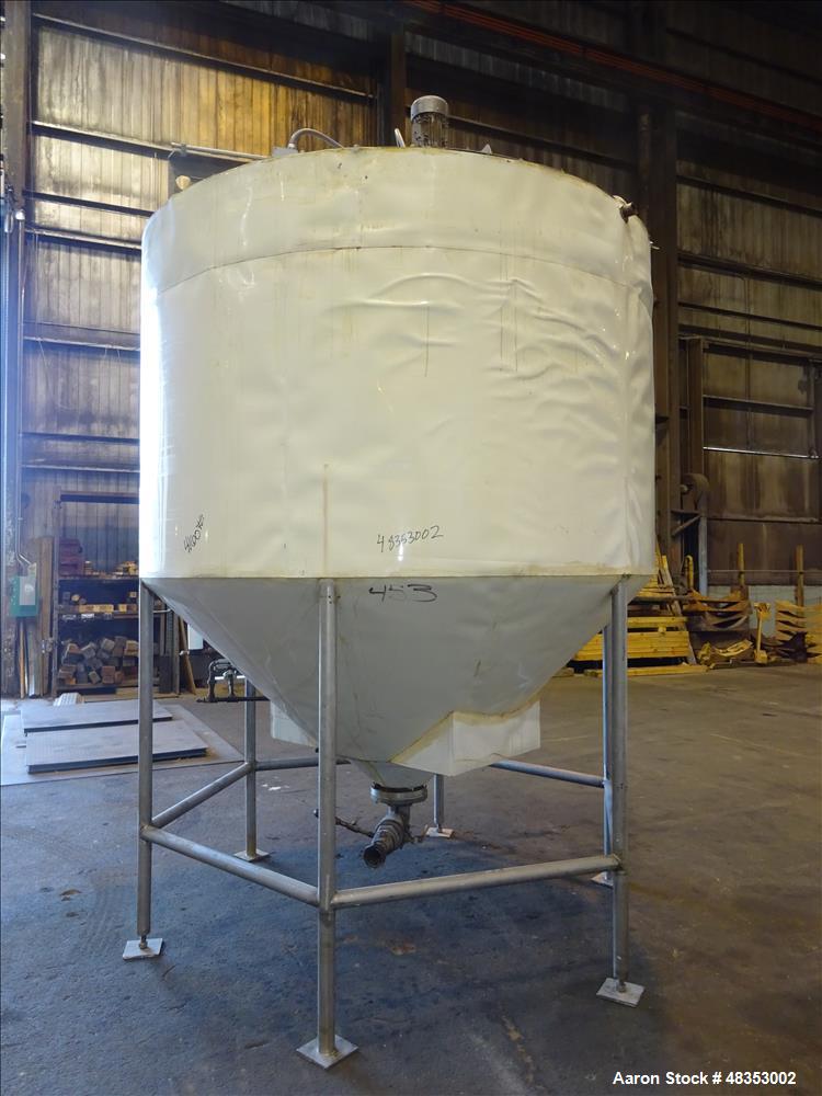 Used Tank, Approximately 1,700 Gallon, 304 Stainless Steel, Vertical.