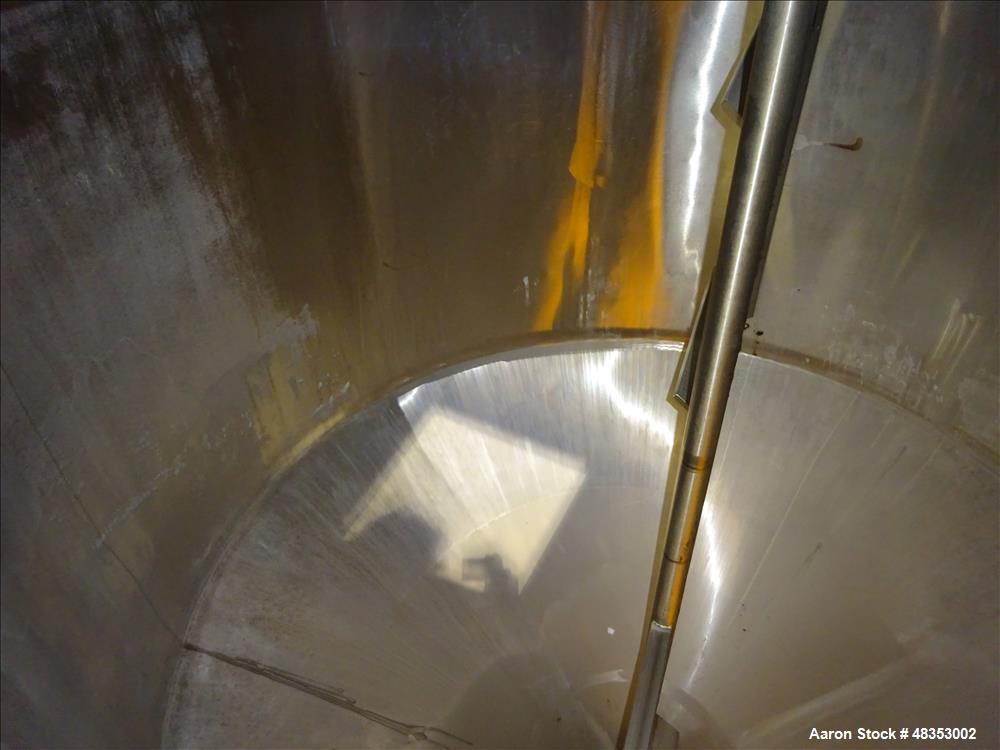 Used Tank, Approximately 1,700 Gallon, 304 Stainless Steel, Vertical.