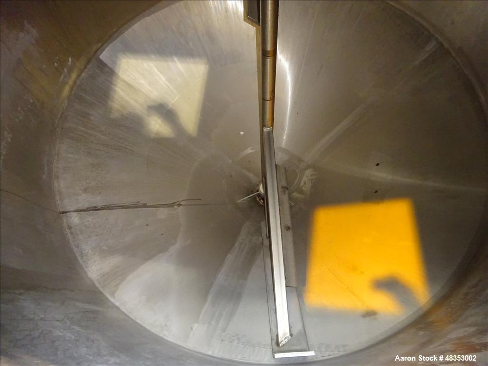 Used Tank, Approximately 1,700 Gallon, 304 Stainless Steel, Vertical.