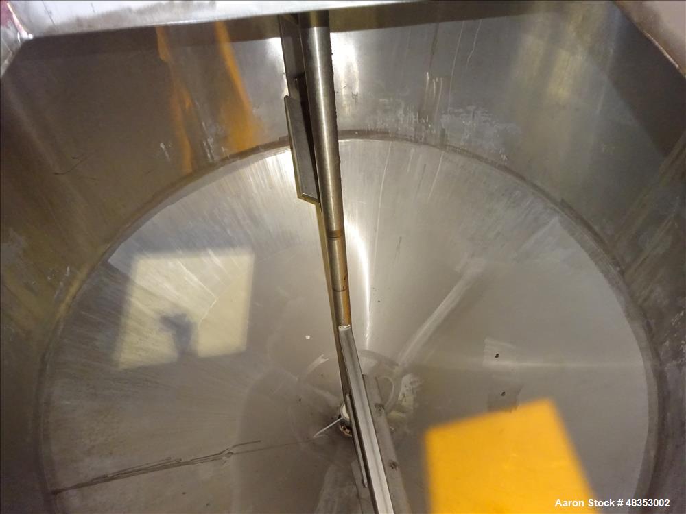 Used Tank, Approximately 1,700 Gallon, 304 Stainless Steel, Vertical.