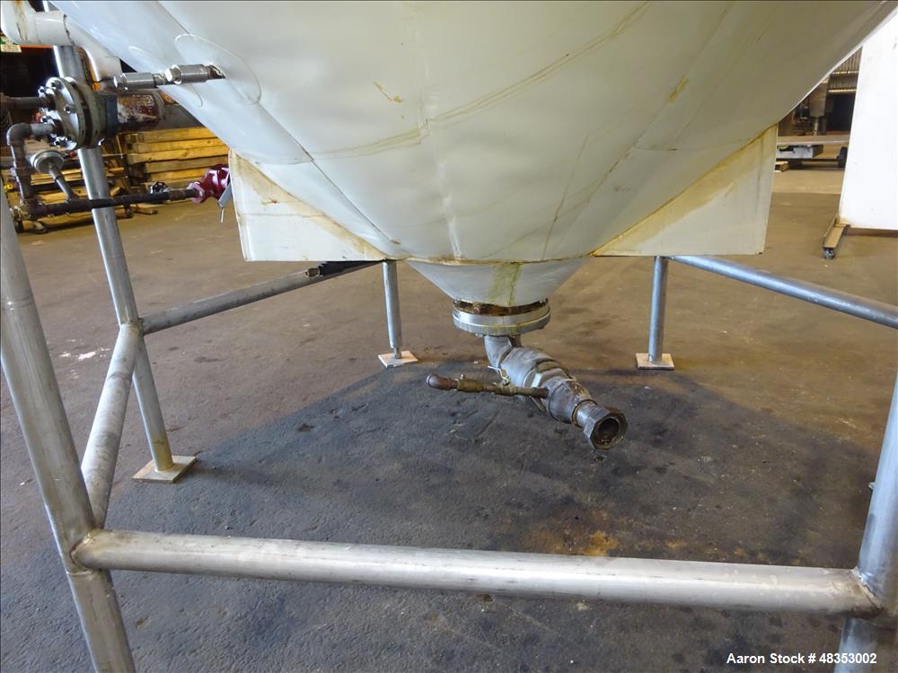 Used Tank, Approximately 1,700 Gallon, 304 Stainless Steel, Vertical.