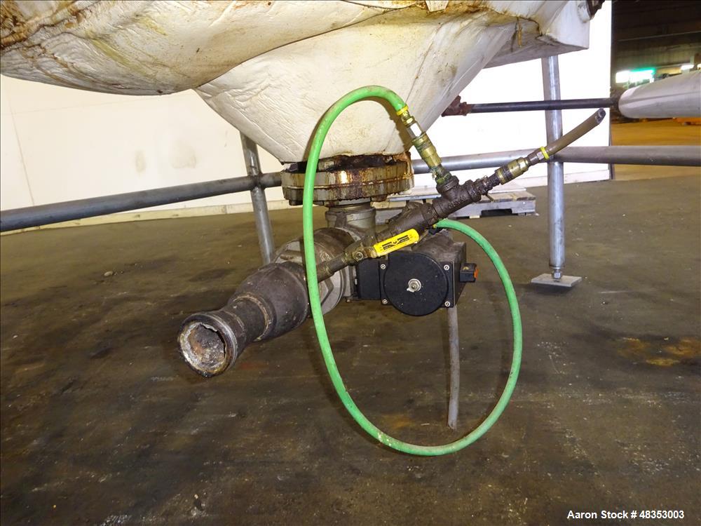 Used Tank, Approximately 1,700 Gallon, 304 Stainless Steel, Vertical.