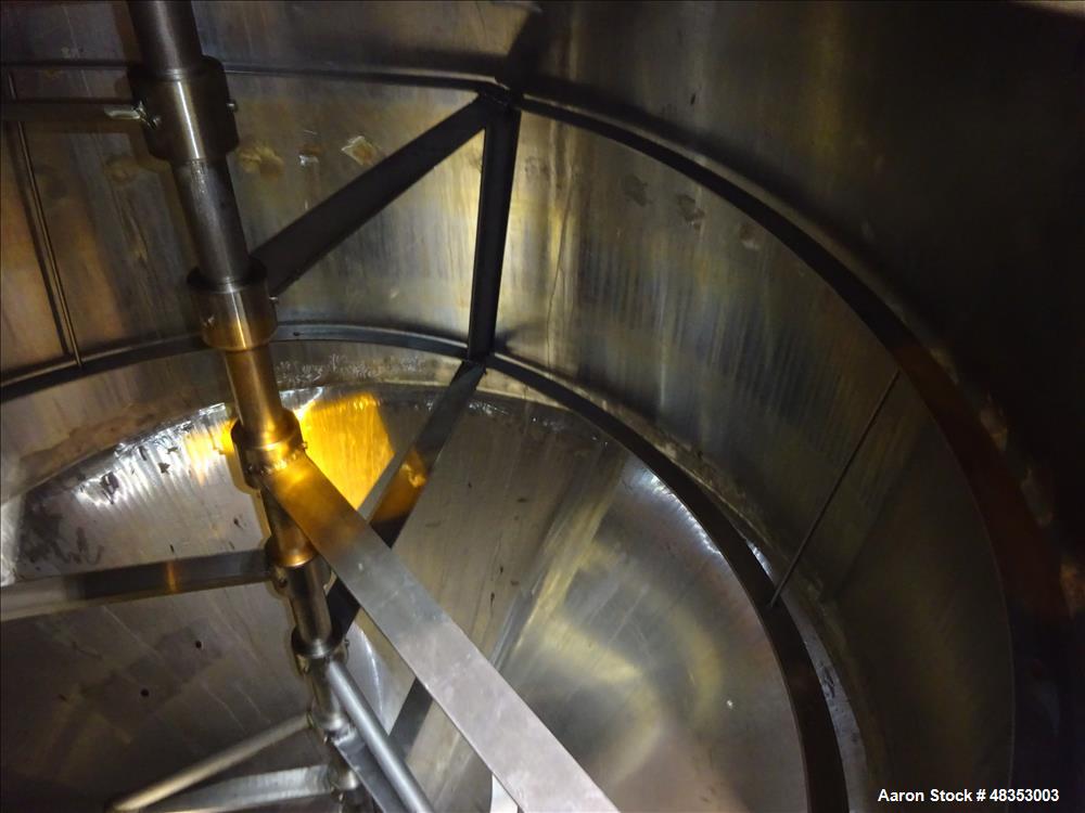 Used Tank, Approximately 1,700 Gallon, 304 Stainless Steel, Vertical.