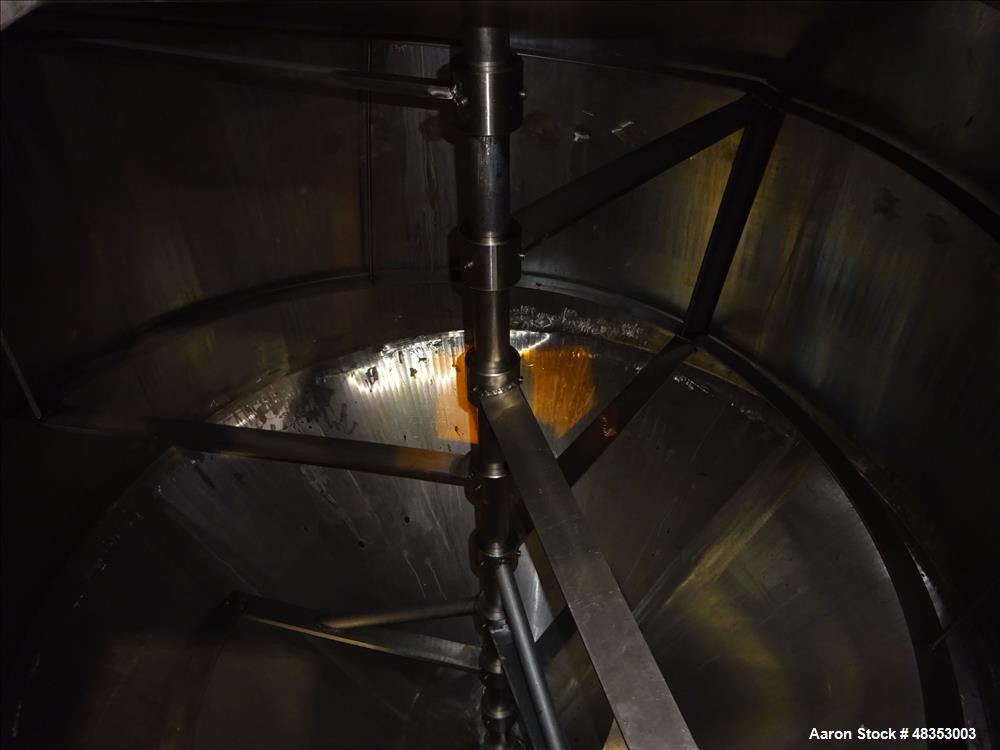 Used Tank, Approximately 1,700 Gallon, 304 Stainless Steel, Vertical.