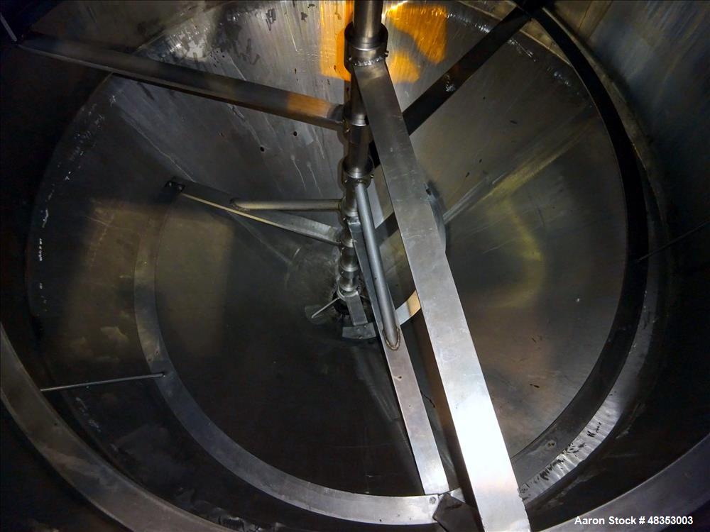 Used Tank, Approximately 1,700 Gallon, 304 Stainless Steel, Vertical.