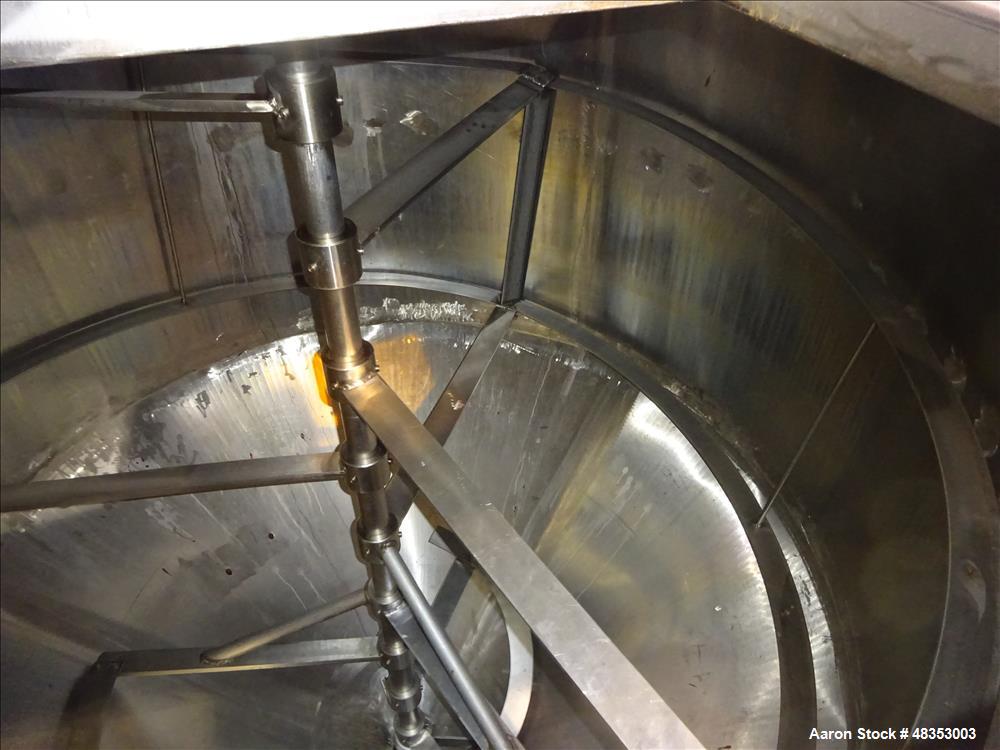 Used Tank, Approximately 1,700 Gallon, 304 Stainless Steel, Vertical.