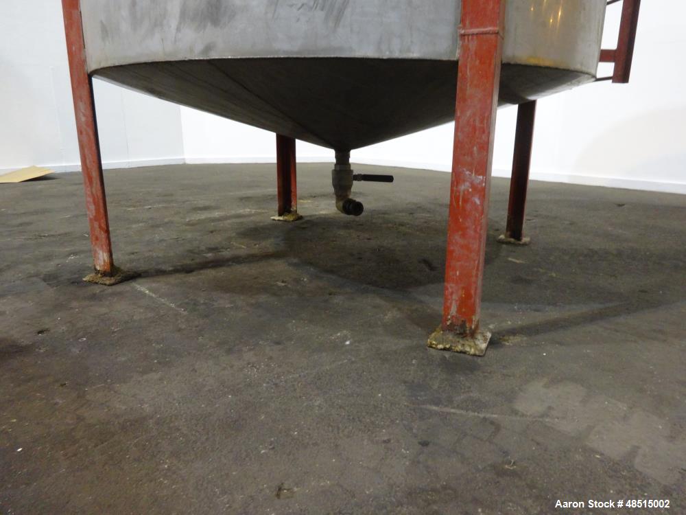 Used- Tank, Approximate 1500 gallon, 304 Stainless Steel, Vertical.