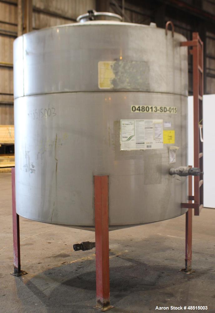 Used Tank, Approximately 1500 gallon, 304 Stainless Steel, Vertical.