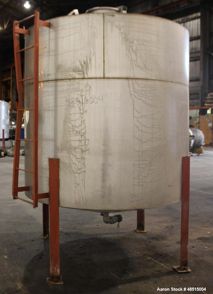 Used Tank, Approximately 1500 gallon, 304 Stainless Steel, Vertical.