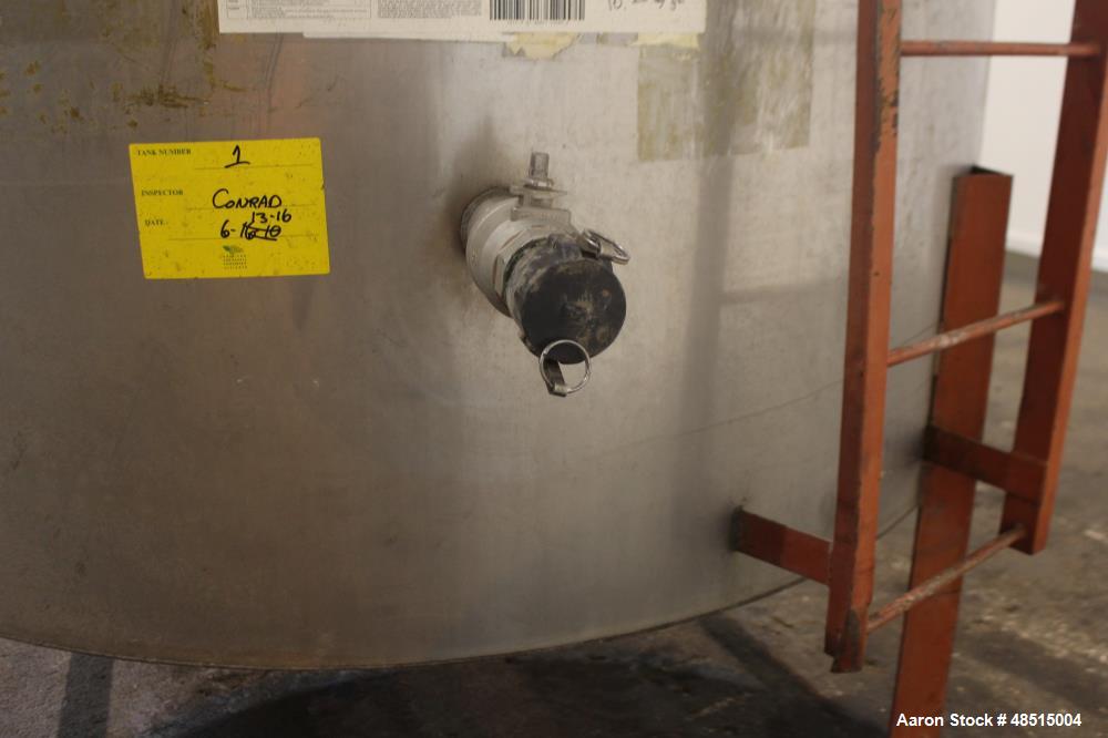 Used Tank, Approximately 1500 gallon, 304 Stainless Steel, Vertical.