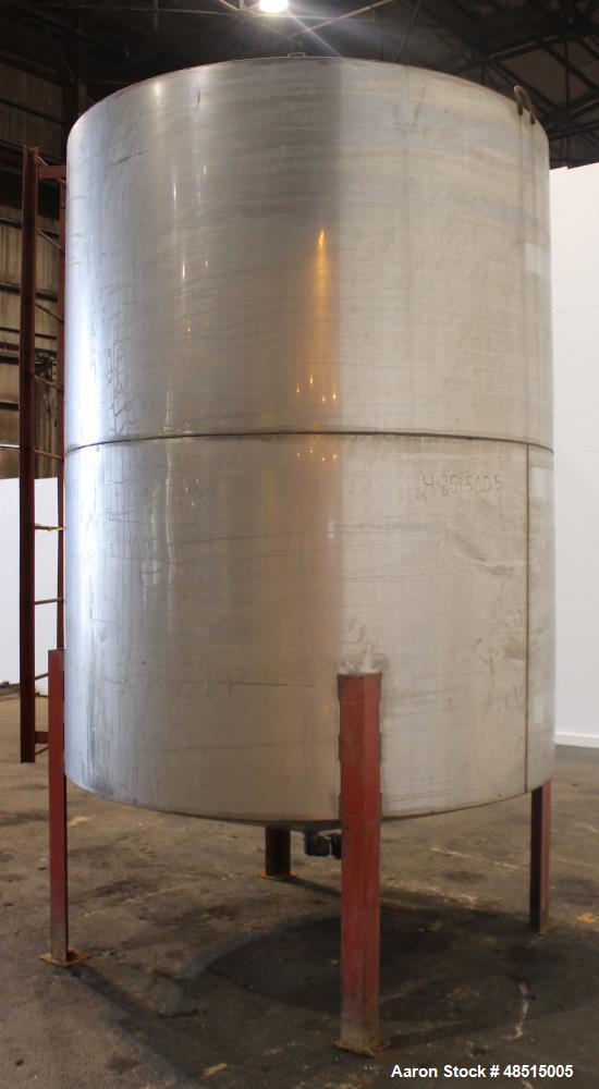 Used Tank, Approximately 2,000 gallon, 304 Stainless Steel, Vertical.