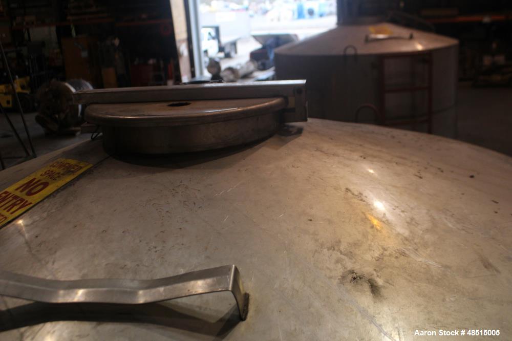 Used Tank, Approximately 2,000 gallon, 304 Stainless Steel, Vertical.
