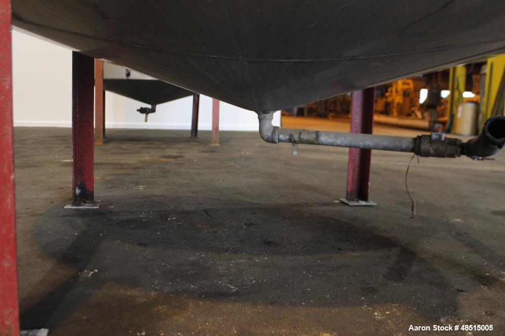 Used Tank, Approximately 2,000 gallon, 304 Stainless Steel, Vertical.