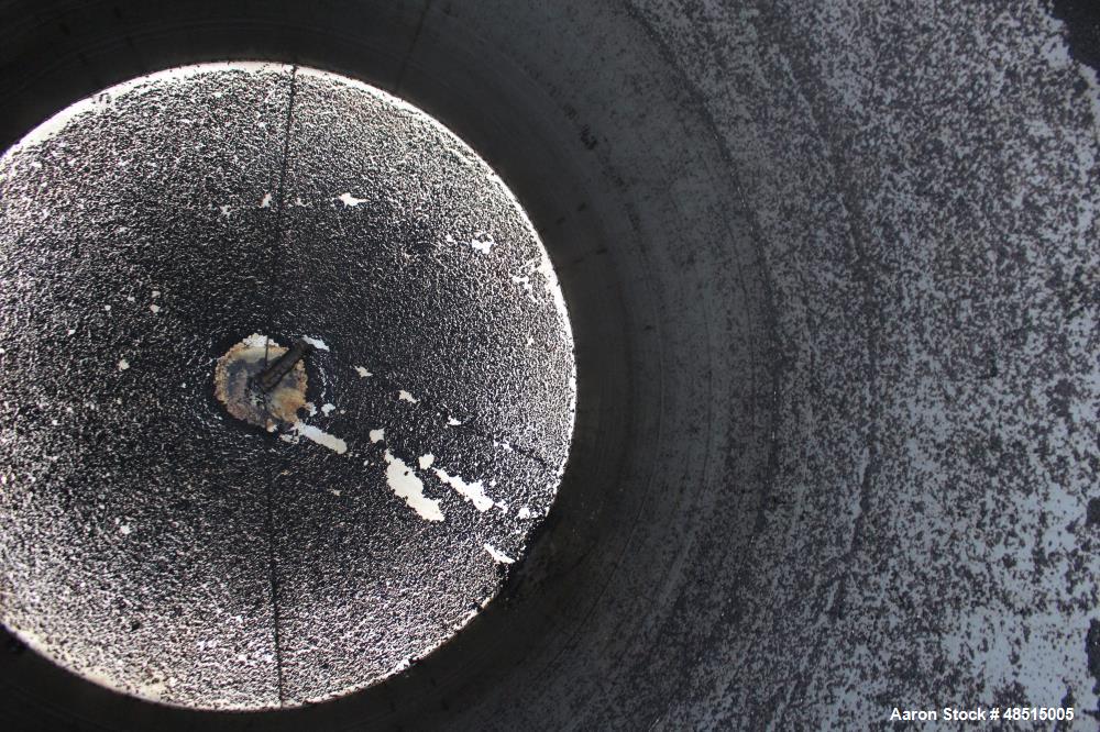 Used Tank, Approximately 2,000 gallon, 304 Stainless Steel, Vertical.