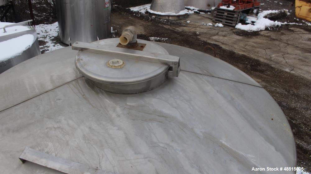 Used Tank, Approximately 2,000 gallon, 304 Stainless Steel, Vertical.